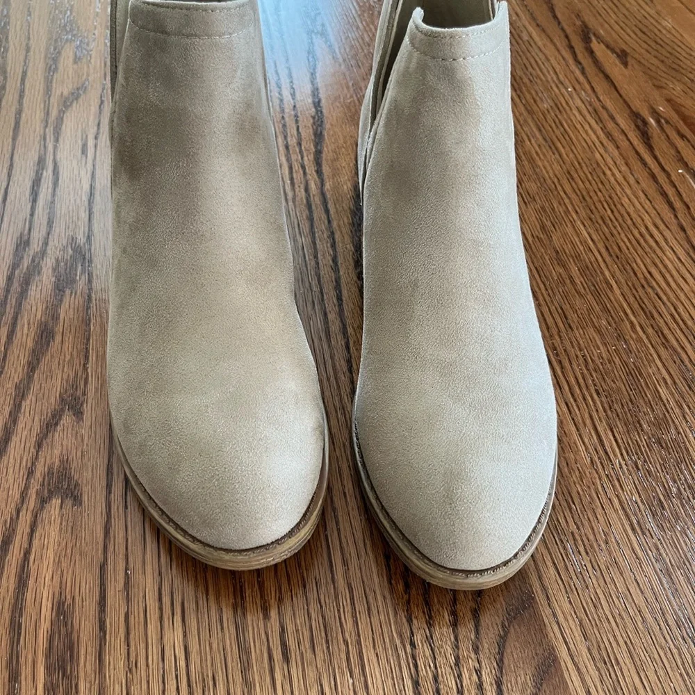 Journee Collection Women’s Rimi Bootie in Stone Suede Stack Block Heels Size 8.5